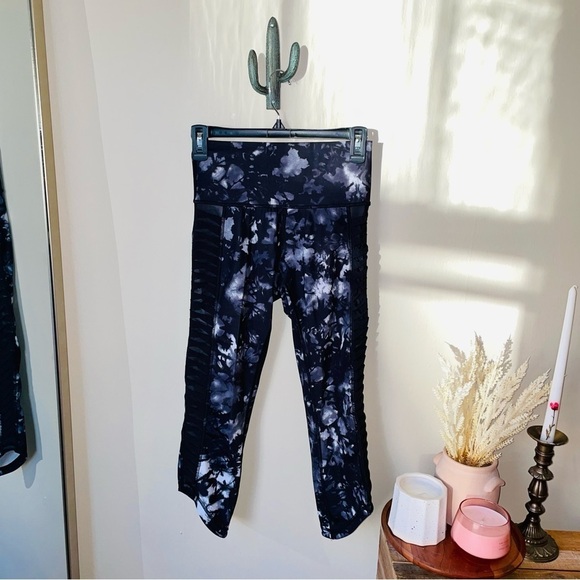 Lululemon Sunshine Salutation Crop Full-On Luxtreme Legging - Picture 2 of 8